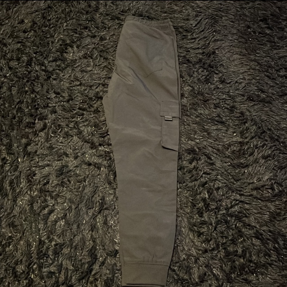 Zauful mens cargo pants, black with two pockets. Size XS